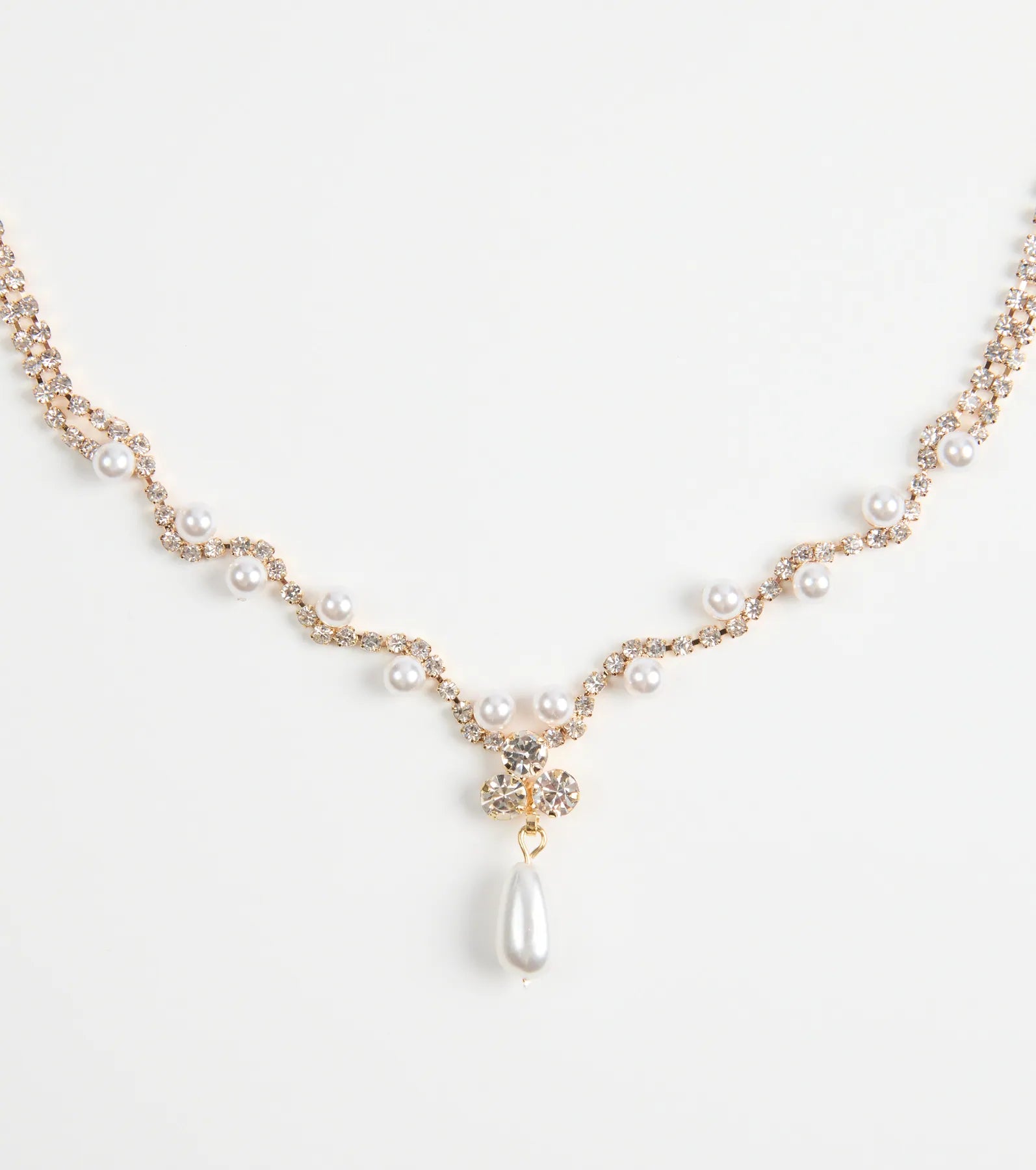 Chic Elegance Rhinestone And Pearl Necklace - Image 2