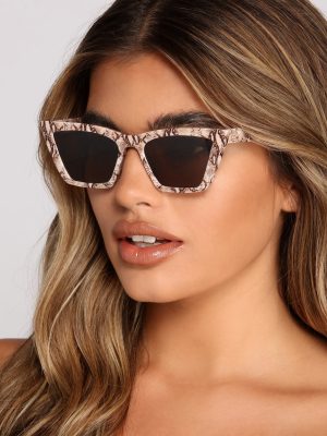 Trendsetting Diva Cat-Eye Sunglasses
